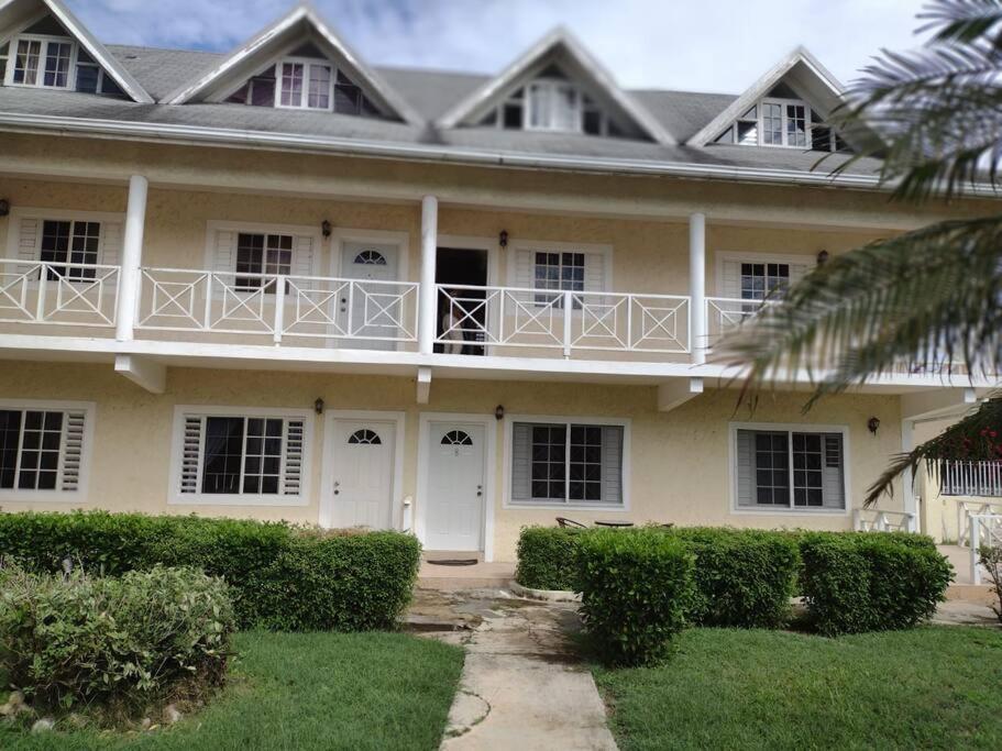 Club Caribbean Apartments Runaway Bay Exterior photo