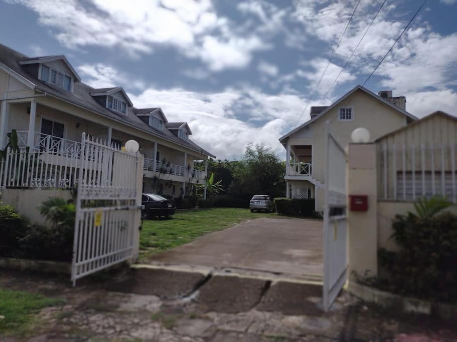Club Caribbean Apartments Runaway Bay Exterior photo